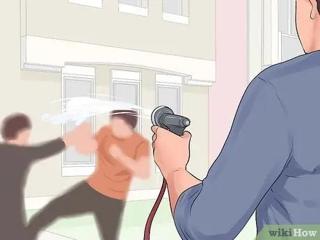 Прервите драку между двумя людьми Шаг 14