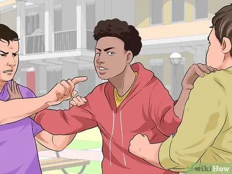 Прервите драку между двумя людьми Шаг 15