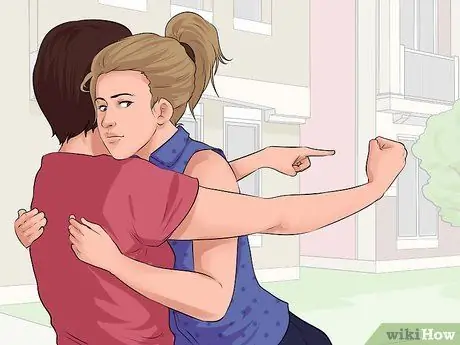 Прервите драку между двумя людьми Шаг 16