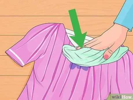 Удаление пятен от чернил с шелкового платья Шаг 8