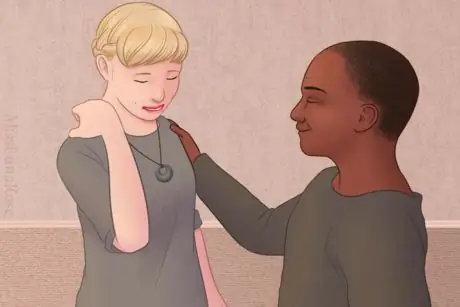 Папа улыбается приемной дочери