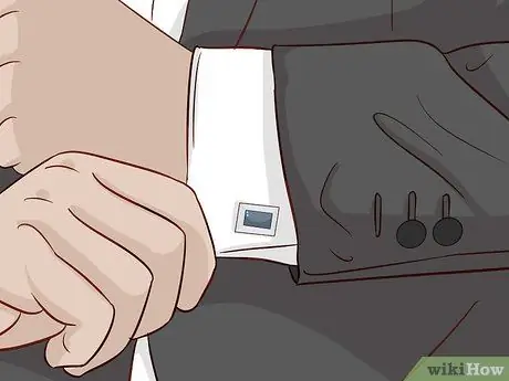 Наденьте двубортный костюм. Шаг 8