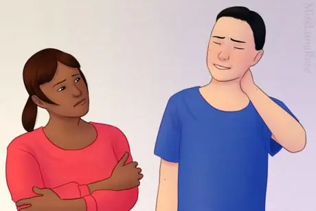 Молодые люди ведут неловкую беседу