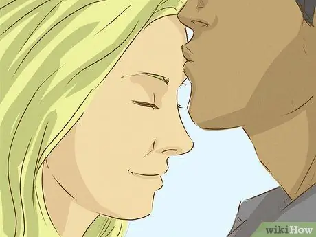 Заведите романтические отношения с кем-то, кто подвергся сексуальному насилию Шаг 8