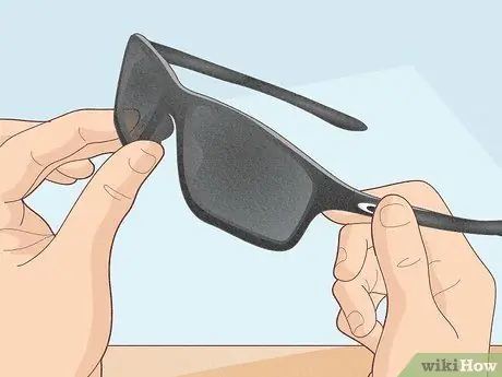 Найдите поддельные солнцезащитные очки Oakley, шаг 2