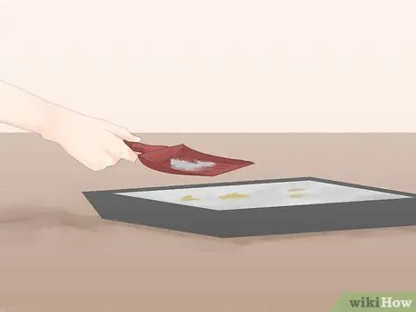 Как предотвратить мочеиспускание кошек на ковре Шаг 8