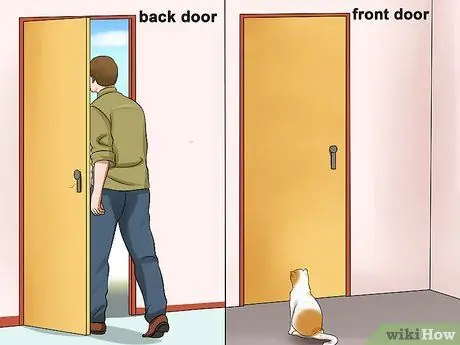 Не дать кошке выбежать за дверь Шаг 1