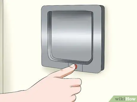 Не дать кошке выбежать за дверь Шаг 4