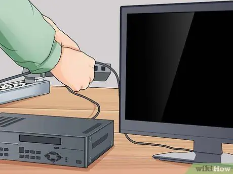 Не позволяйте кошкам жевать электрические шнуры и зарядные устройства Шаг 1