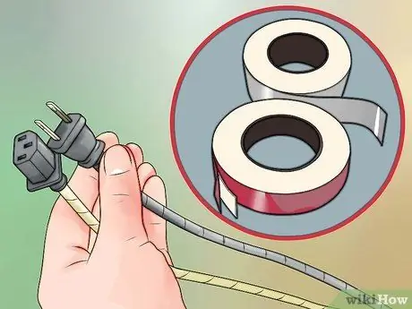 Не позволяйте кошкам жевать электрические шнуры и зарядные устройства Шаг 10