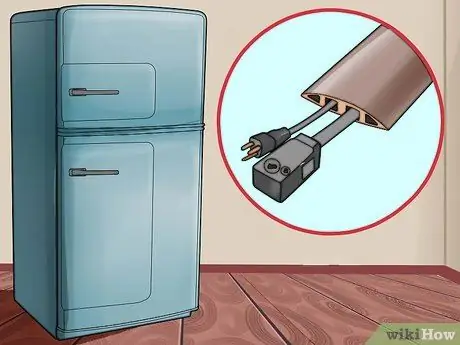 Не позволяйте кошкам жевать электрические шнуры и зарядные устройства Шаг 2