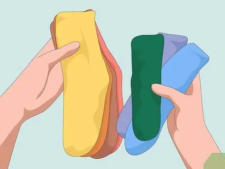 Учите детей надевать носок на ступню Шаг 1