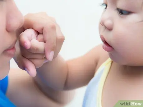 Научите ребенка сморкаться, шаг 2