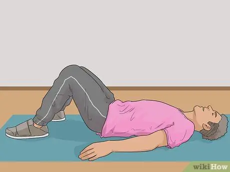 Сделайте наклонное приседание, шаг 1