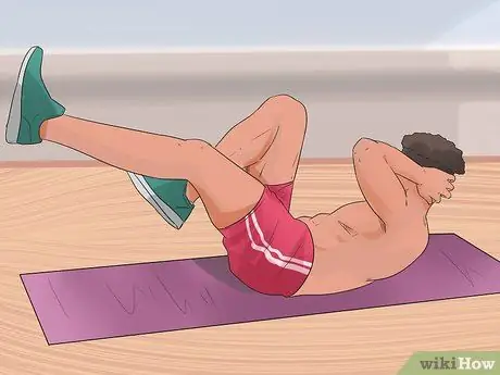 Выполняйте крис-кросс в пилатесе, шаг 4