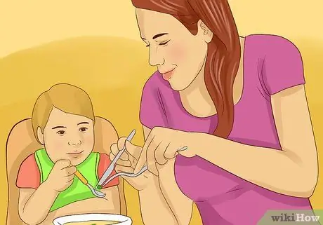 Заставьте вашего малыша есть с посудой Шаг 11