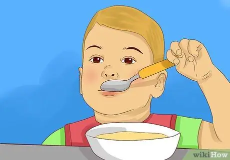 Заставьте вашего малыша есть с посудой Шаг 13