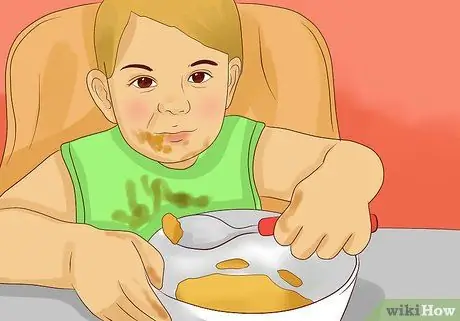 Заставьте вашего малыша есть с посудой Шаг 14