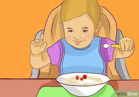 Заставьте вашего малыша есть с посудой Шаг 19