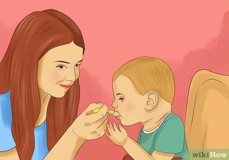 Заставьте вашего малыша есть с посудой Шаг 2