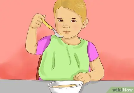 Заставьте вашего малыша есть с посудой Шаг 3