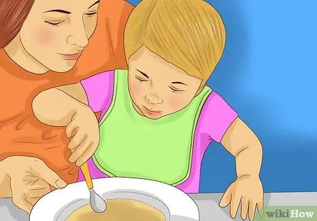 Заставьте вашего малыша есть с посудой Шаг 4