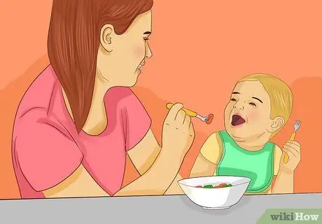 Заставьте вашего малыша есть с помощью посуды Шаг 7