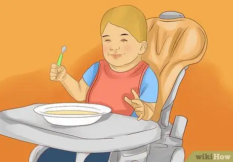 Заставьте вашего малыша есть с посудой Шаг 8