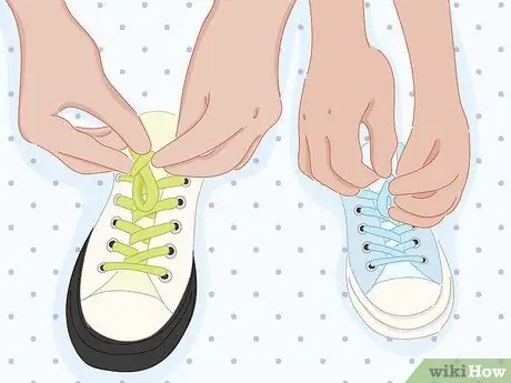 Научите детей завязывать обувь, шаг 2