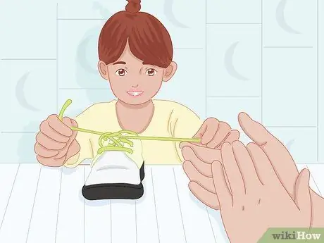 Научите детей завязывать обувь, шаг 4