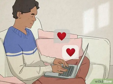 Какие эмодзи будет использовать девушка, если вы ей нравитесь Шаг 11