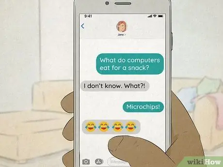 Какие эмодзи будет использовать девушка, если вы ей нравитесь Шаг 4