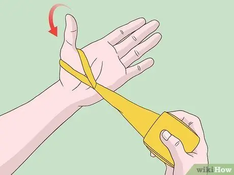 Наденьте бинты для рук, шаг 1