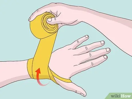 Наденьте бинты для рук, шаг 2