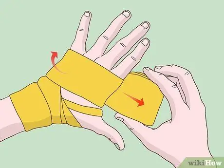 Наденьте бинты для рук, шаг 3