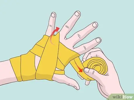 Наденьте бинты для рук Шаг 4