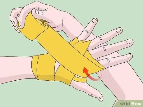 Наденьте бинты для рук Шаг 5