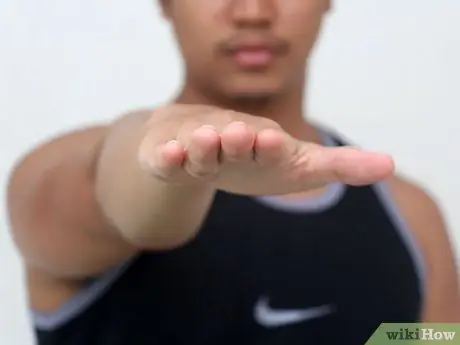 Сожмите кулак Шаг 1