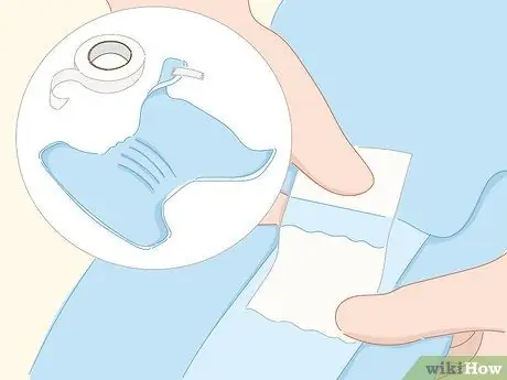 Не позволяйте малышу снимать подгузник Шаг 1