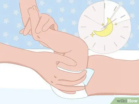 Не позволяйте малышу снимать подгузник Шаг 14