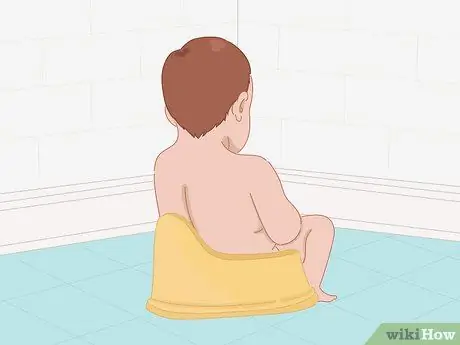 Не позволяйте малышу снимать подгузник Шаг 9