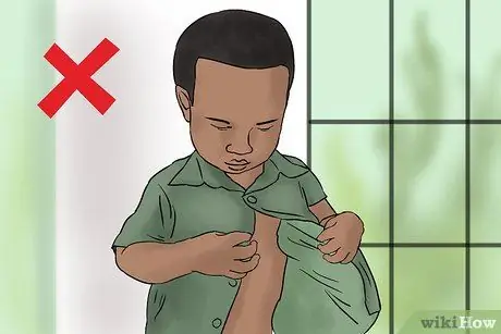 Не позволяйте малышам снимать одежду Шаг 9