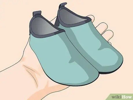 Заставьте вашего малыша носить обувь Шаг 12