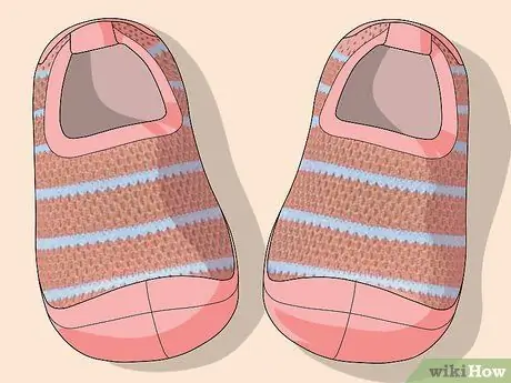 Заставьте вашего малыша носить обувь Шаг 13