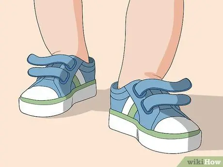 Заставьте вашего малыша носить обувь Шаг 5