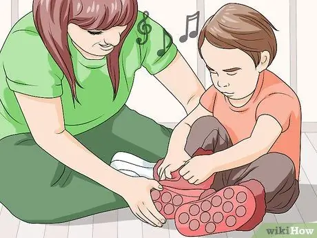 Заставьте вашего малыша носить обувь Шаг 9