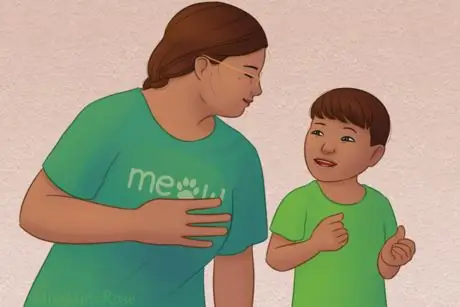 Сестра улыбается аутичному маленькому брату