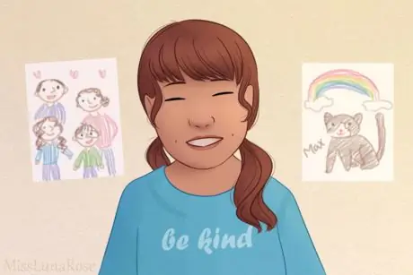 Улыбающаяся маленькая девочка 1