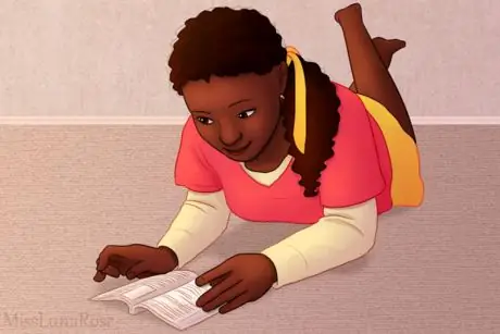 Милая девушка читает 1