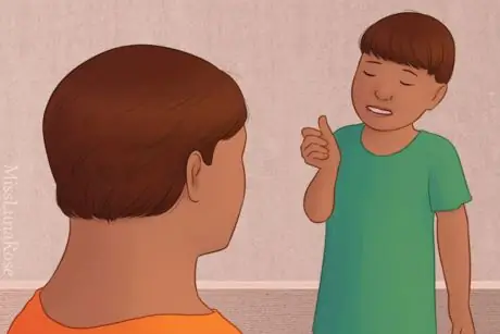 Маленький мальчик разговаривает с папой